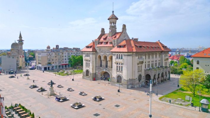 Iluminatul public funcționează, astăzi, pe timpul zilei în Piața Ovidiu