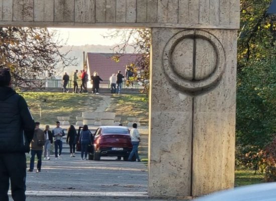 O șoferiță din București a trecut cu mașina prin Poarta Sărutului și a parcat lângă Masa Tăcerii