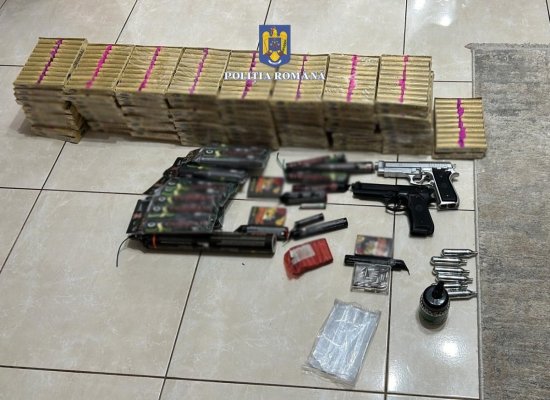 170 kg de articole pirotehnice, arme și muniție, descoperite la un tânăr de 21 de ani