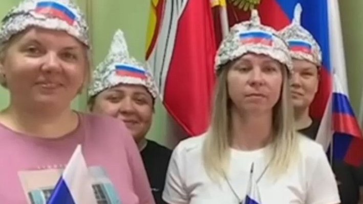 Profesoare din Rusia, păcălite să facă și să poarte coifuri din staniol