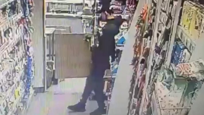 Hoț prins în timp ce număra banii din portofelul furat