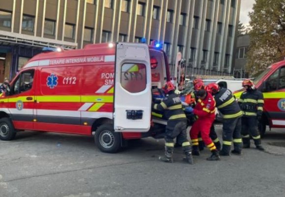 Un bărbat fost intubat și transportat în stare gravă la spital, după ce a căzut în puțul liftului