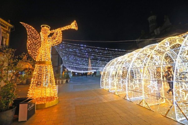 Iluminatul de sărbători transformă Piața Ovidiu într-un loc de poveste
