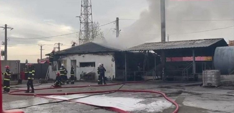 Incendiu grav la o firmă de produse petroliere. Un bărbat a suferit arsuri de gradul III