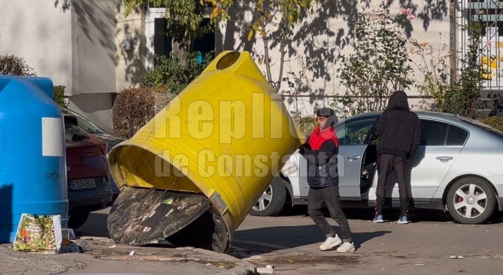 Un bărbat s-a luat la trântă cu o pubelă pentru 50 de bani! Video