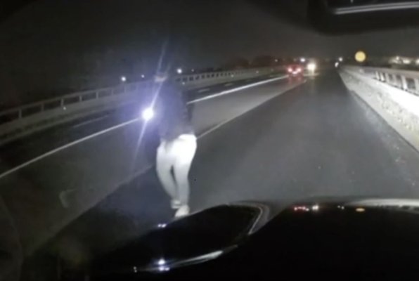 Șoferi atacați în timp ce își schimbau roata, după o pană provocată intenționat de hoți