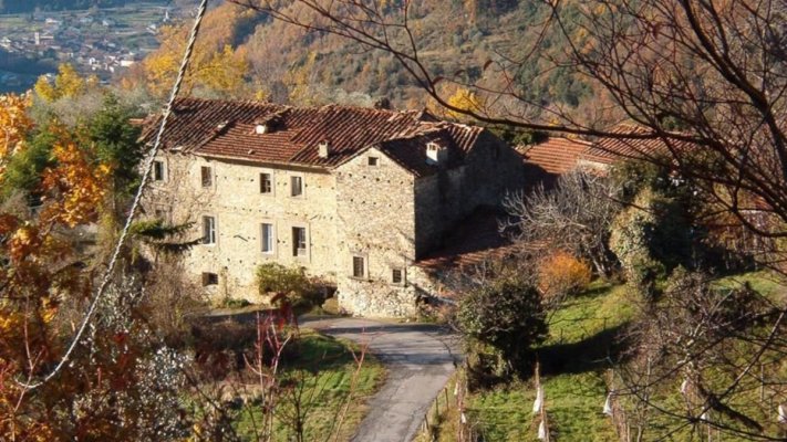 Sat întreg, scos la vânzare în regiunea Toscana din Italia. Costă cât un apartament în nordul Bucureștiului