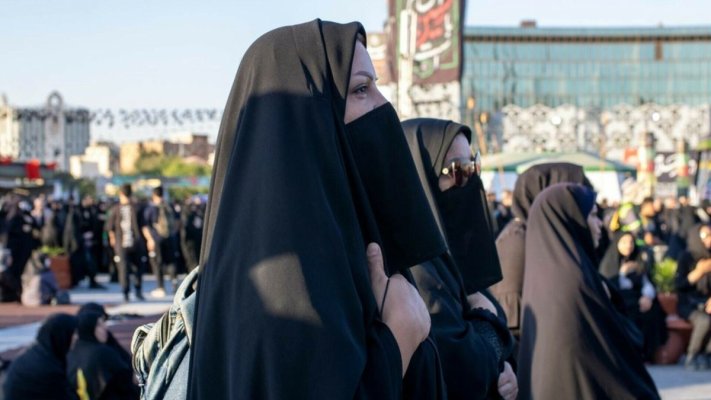Iranul vrea să deschidă o clinică pentru „vindecarea” femeilor care refuză hijabul. „Va fi o închisoare”
