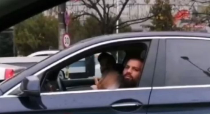 Un șofer inconștient a condus mașina prin oraș cu un copil mic în brațe. Video