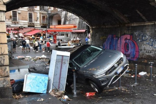 Inundații catastrofale în Italia: Mașini luate de ape de pe străzi și duse în mare