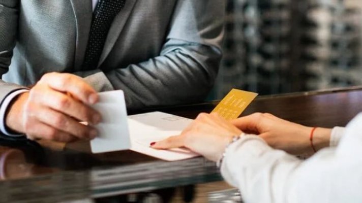 Hoție la Peleș. Biletele de intrare cumpărate de turiști, revândute