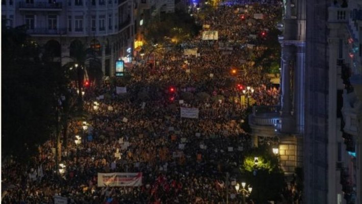 Protest cu zeci de mii de oameni în Valencia, în urma inundațiilor