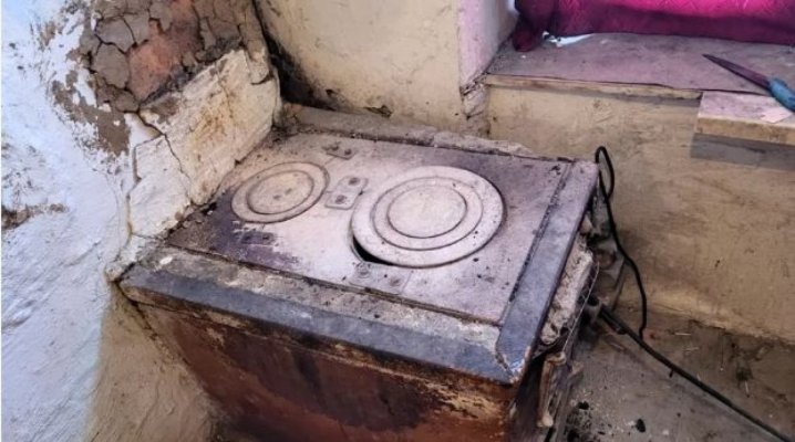 O femeie a găsit cadavrele soţului şi mamei sale în casa părintească