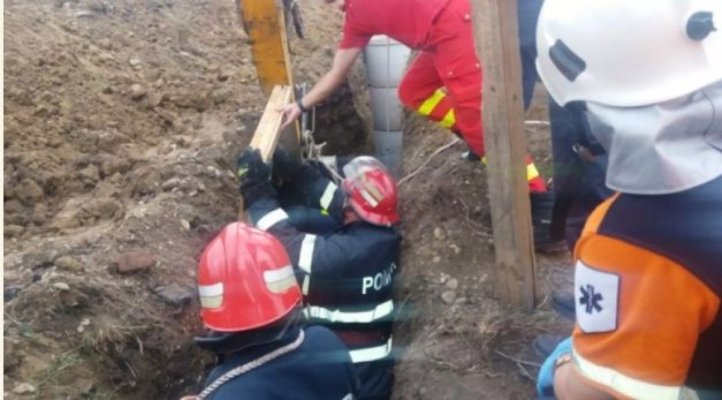 Accident de muncă grav. Patru muncitori au fost îngropați sub pământ