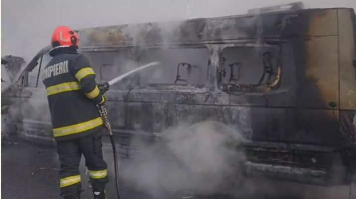 Microbuz care transporta 11 muncitori, cuprins de flăcări