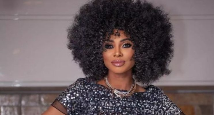 Laurette și-a vândut hainele pe TikTok. Câți bani a cerut pe o rochie