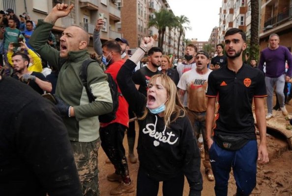 Regele Felipe, lovit cu noroi în timpul vizitei în zonele lovite de inundațiile catastrofale din Spania. Video