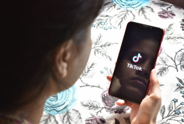 O nouă provocare periculoasă ia amploare pe TikTok: Zeci de adolescente s-au automutilat