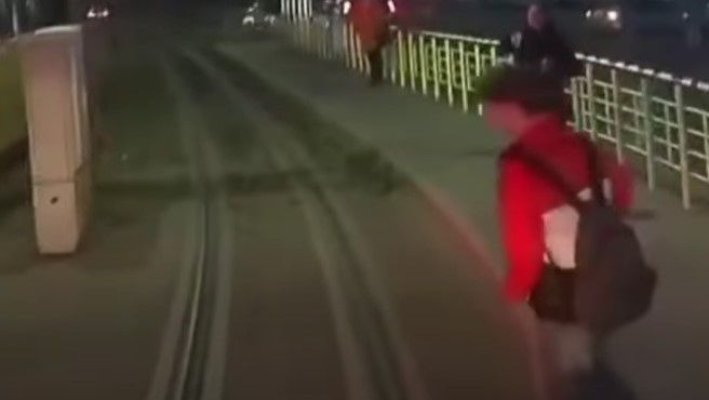 Adolescent, la un pas să fie spulberat de tramvai, după ce a traversat fără să se asigure. Video