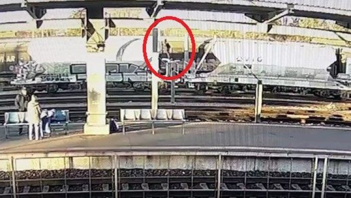 Imagini cu momentul în care copilul de 11 ani a fost electrocutat pe vagon, în gara Medgidia. Video