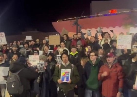 Câteva sute de tineri protestează împotriva lui Călin Georgescu, la Universitate. Video
