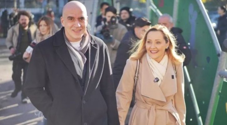 Cum și-a cunoscut Elena Lasconi soțul. S-a căsătorit cu Cătălin la mănăstire, în costume populare