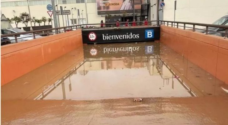 Victimele inundațiilor, căutate de scafandri în cea mai mare parcare subterană din Valencia. Video