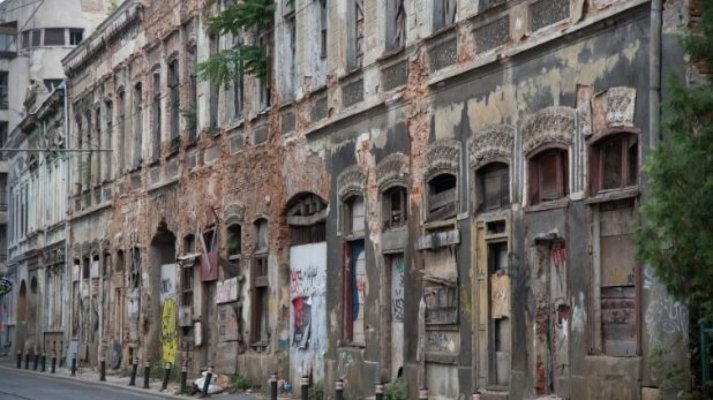 „Cade oraşul pe noi”. Avertisment privind clădirile cu risc seismic