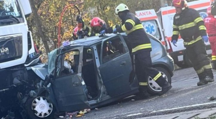 Patru persoane au murit strivite într-un autoturism, după ce au fost lovite de un camion