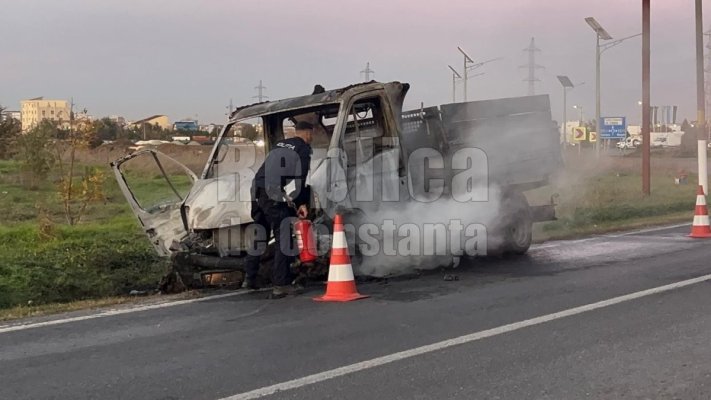 Un autoturism s-a făcut scrum, în apropiere de Cumpăna. Video