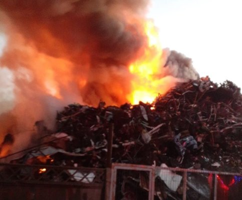 Incendiu puternic la un centru de colectare fier vechi din incinta Port Murfatlar. A fost emis mesaj RO-ALERT. Video