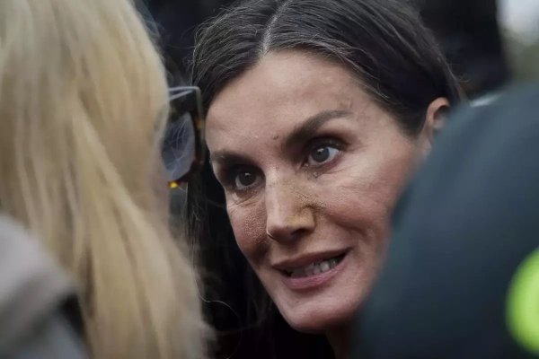 Reacţia reginei Letizia după ce ea şi regele Felipe au fost atacaţi cu noroi de protestatari