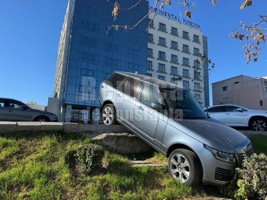 Un Range Rover a plonjat spectaculos peste bordură, în fața hotelului Continental Forum. Video