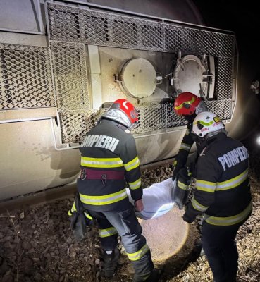 Un tren cu 27 de vagoane încărcate cu benzină a deraiat. A fost emis mesaj RO-ALERT. Video