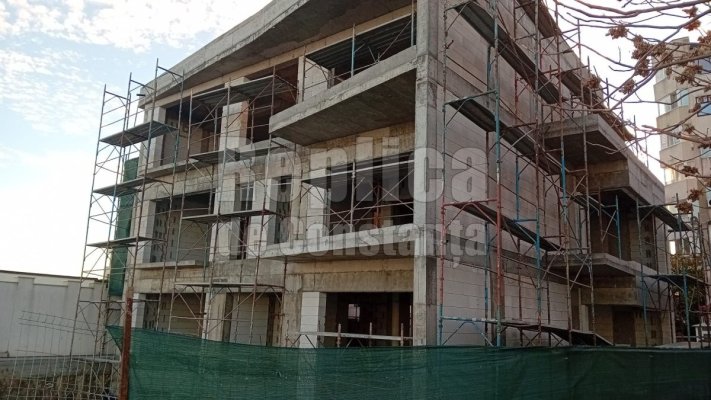 Cine îl oprește? Afaceristul Pufleanu ridică un bloc  pe malul mării și aruncă deșeurile pe plajă