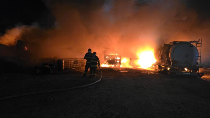 Mai multe cisterne aflate în curtea unei firme au luat foc, la 2 Mai. A fost emis mesaj RO-Alert. Video