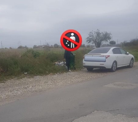 Corijent la spirit civic! Un năvodărean aruncă gunoiul pe câmp... crezând că nu-l vede nimeni