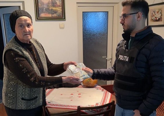 Două femei au fost reținute, după ce au furat din geanta unei bătrâne peste 30.000 de lei