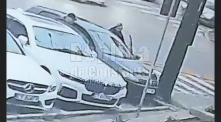O șoferiță este căutată de polițiști, după ce a lovit o mașină parcată și a fugit de la locul accidentului. Video