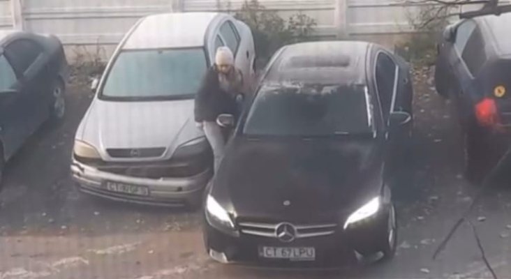 O cunoaște cineva? A lovit o mașină în parcare și a fugit de la locul accidentului... Video