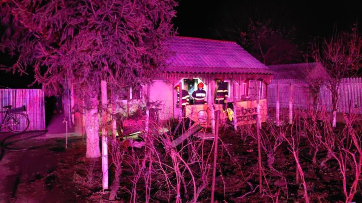 Incendiu la o casă din localitatea Luncavița. Un bărbat a murit carbonizat