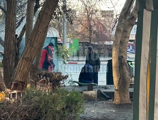 Au făcut foc în mijlocul drumului și nu i-a deranjat nimeni! Video