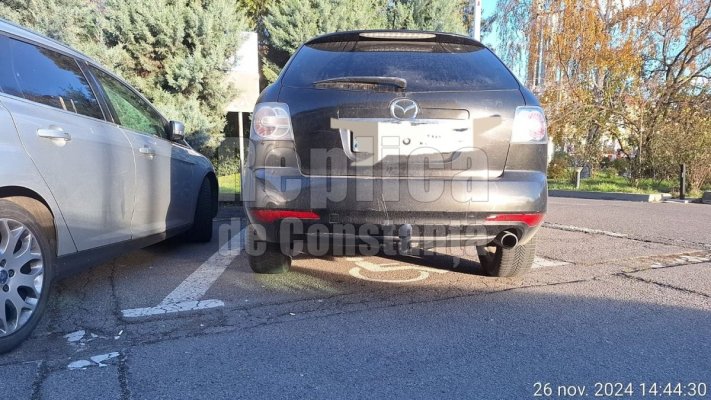 Chiar și în fața Prefecturii, pe locurile destinate persoanelor cu dizabilități, parchează cine vrea