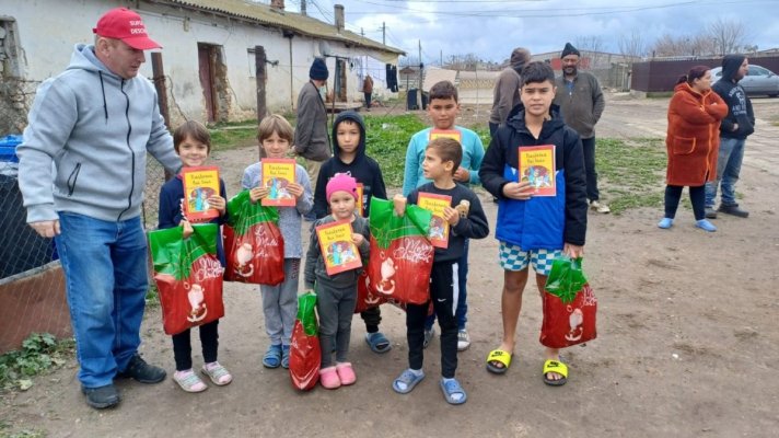 Asociația „Suflete deschise“ a dus daruri celor 17 familii care locuiesc în grajdurile din Pecineaga