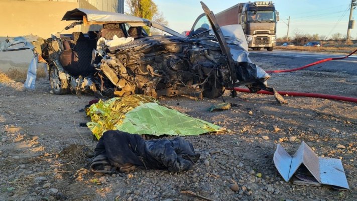 Accident teribil! Trei persoane au murit după ce autoturismul în care se aflau s-a izbit de un autocamion