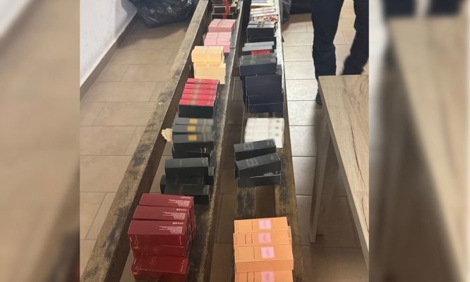 Parfumuri și încâlțăminte contrafăcute confiscate de poliţiştii de frontieră 
