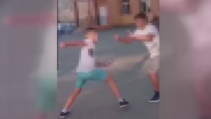 Amenințări cu arme între doi adolescenți chiar în fața liceului 