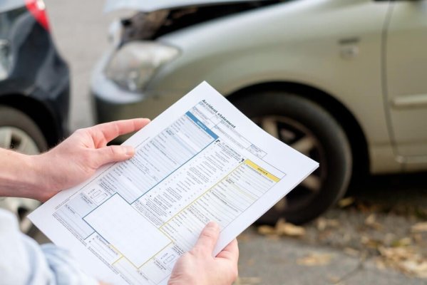 Un polițist aducea mașini din afară cu care complicele său provoca accidente să încaseze RCA-ul