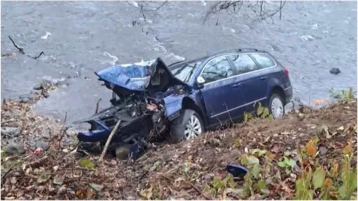 O bătrână de 75 de ani a murit în drum spre spital. Nepoata femeii a intrat cu mașina într-un copac 