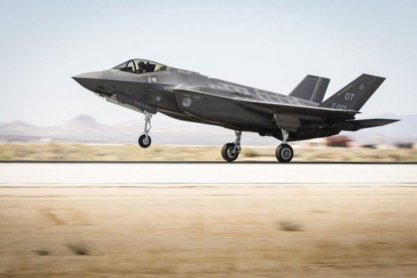 Proiectul de lege privind achiziţia a 32 de avioane F-35, promulgat de preşedintele Iohannis
